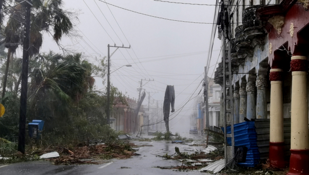 JEZIVI PROZORI NA ULICAMA FLORIDE! Uragan Ijan izazvao poplave, dva miliona ljudi ostalo bez struje (VIDEO)