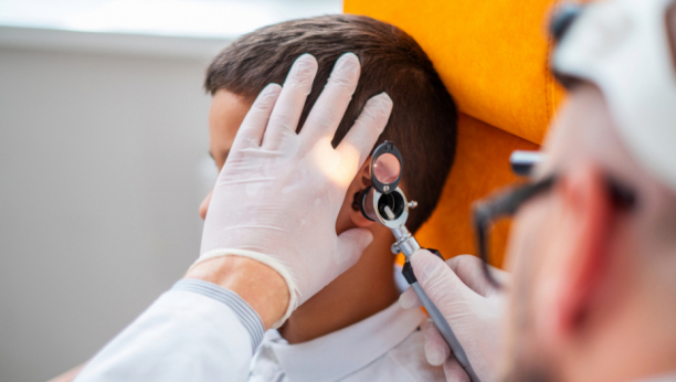 DEČAK (9) JE PAR DANA ČUO NEOBIČAN ZVUK U UVETU Ono što su mu pronašli zabodeno u bubnu opnu je šokiralo sve prisutne