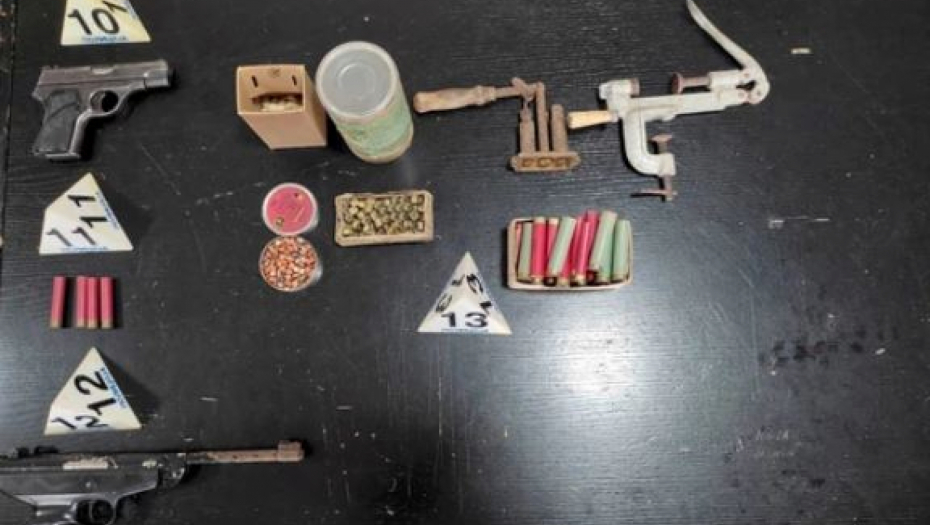 ZAPLENJEN ČITAV ARSENAL ORUŽJA U PETROVCU NA MLAVI Krio u kući pištolje, puške, metke!