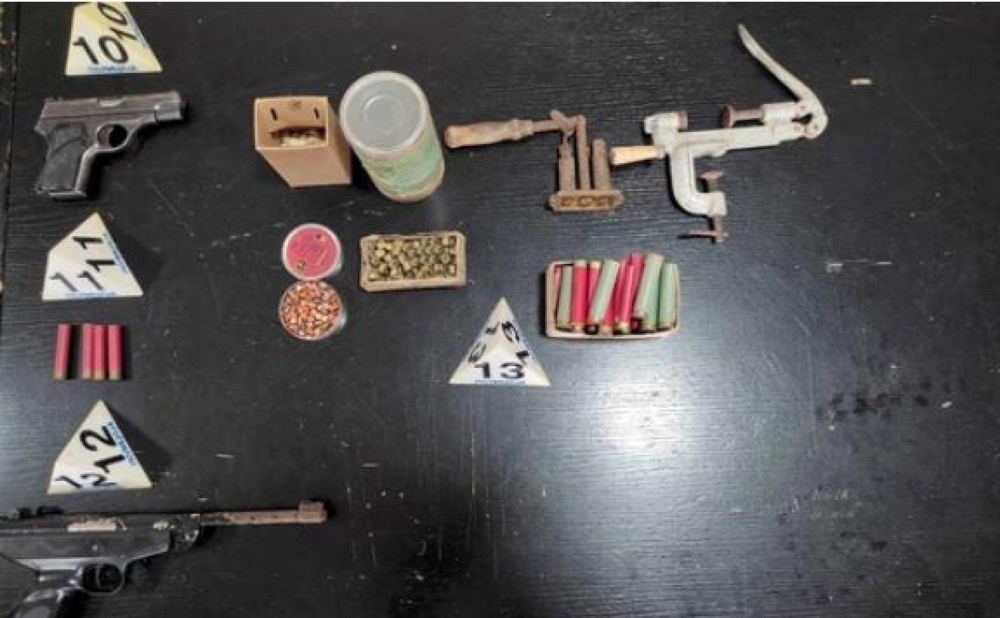 ZAPLENJEN ČITAV ARSENAL ORUŽJA U PETROVCU NA MLAVI Krio u kući pištolje, puške, metke!