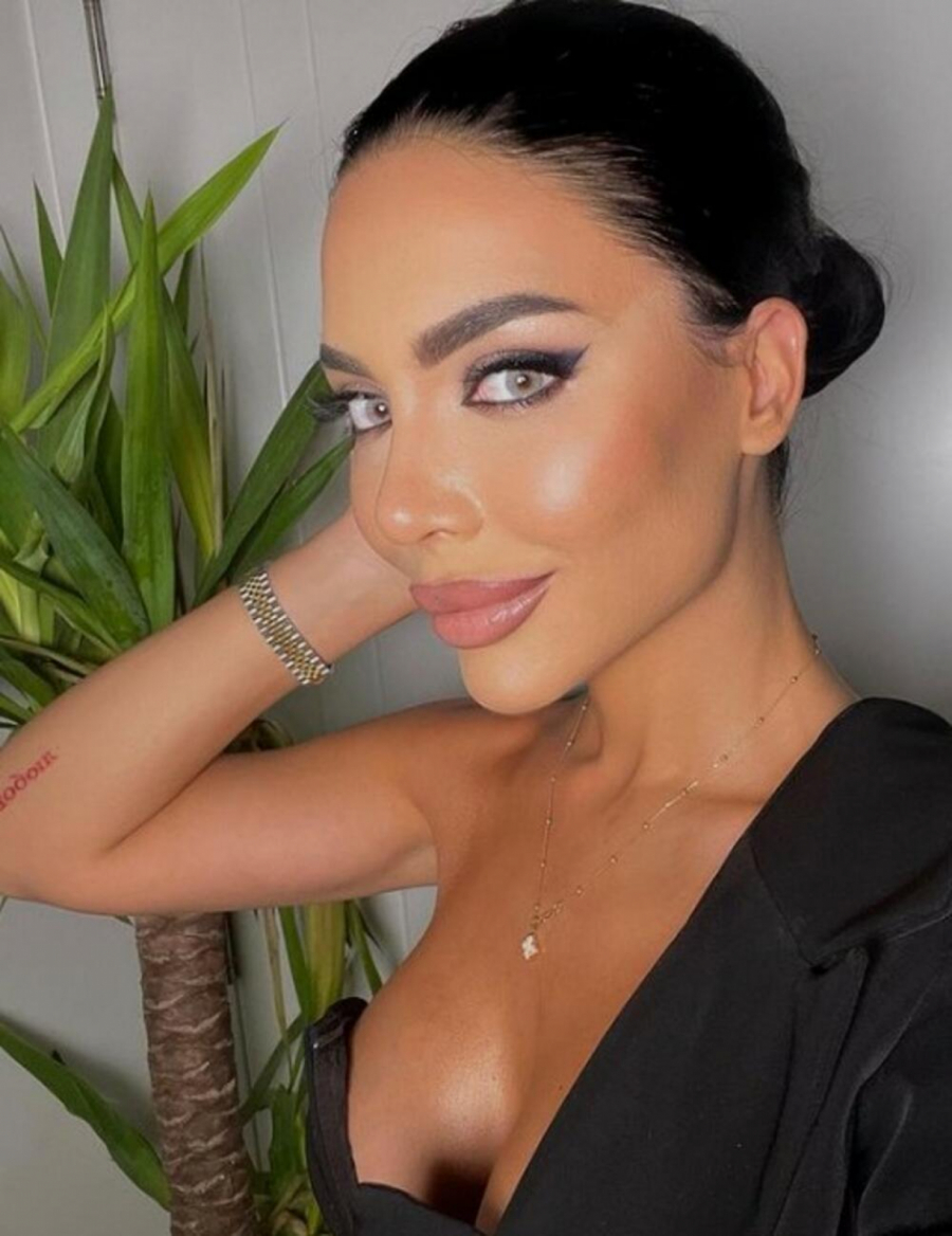 TOPALKOVA ĆERKA ZAVODI NA MREŽAMA Helena isturila grudi, a niko joj nije primetio oči (FOTO)