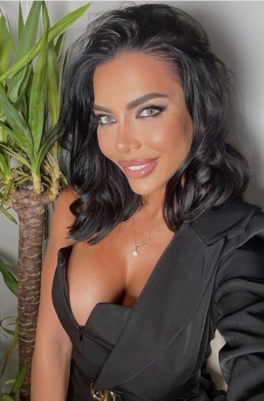 TOPALKOVA ĆERKA ZAVODI NA MREŽAMA Helena isturila grudi, a niko joj nije primetio oči (FOTO)