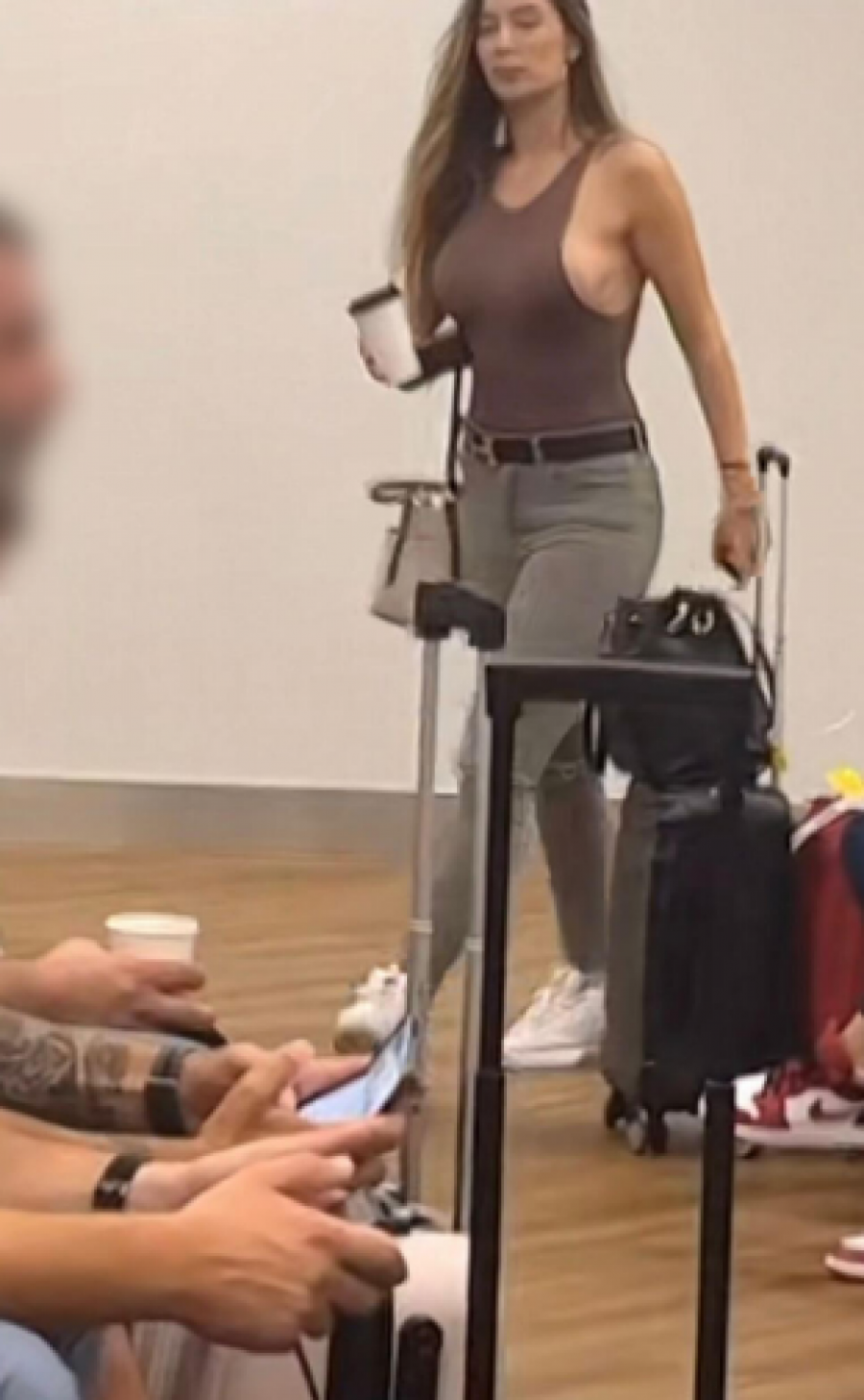 UHVAĆENA SA MISTERIOZNIM DEČKOM NA AERODROMU Tea Tairović se razbuđuje uz kafu za poneti, a evo ko joj je pravio društvo (FOTO)