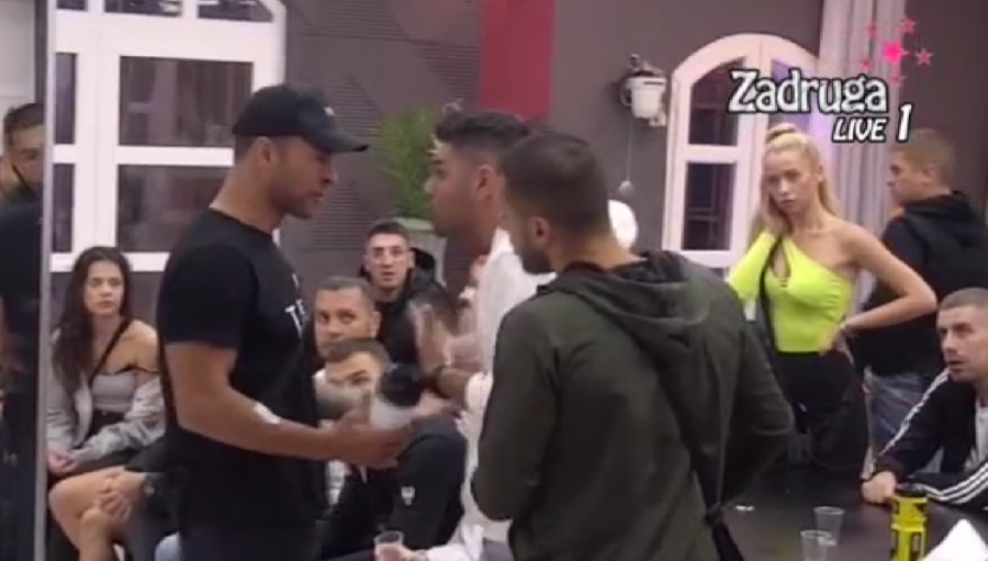 UROŠ ĆERTIĆ UDARIO ADAMA ĐOGANIJA! Karambol u Beloj kući, sevaju pesnice (FOTO)