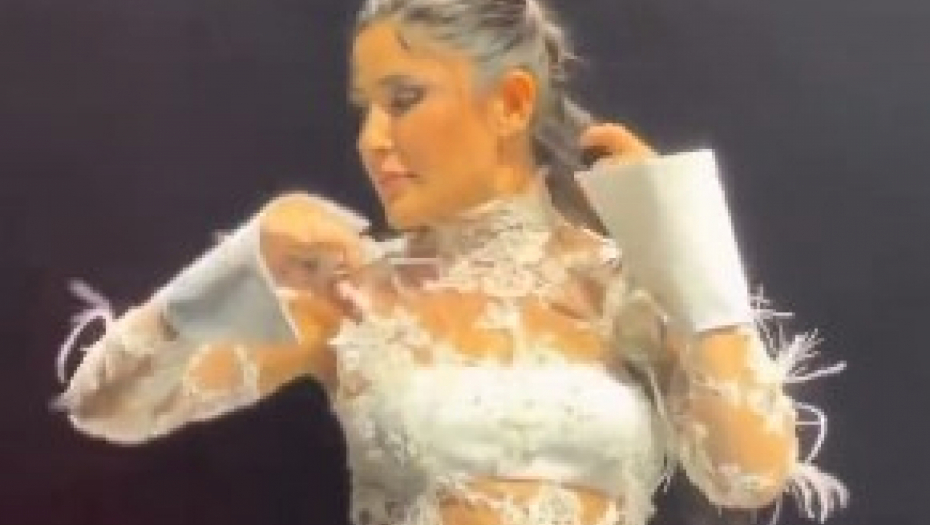 POČELO JE Turska pevačica odsekla kosu na koncertu u znak solidarnosti sa Irankama