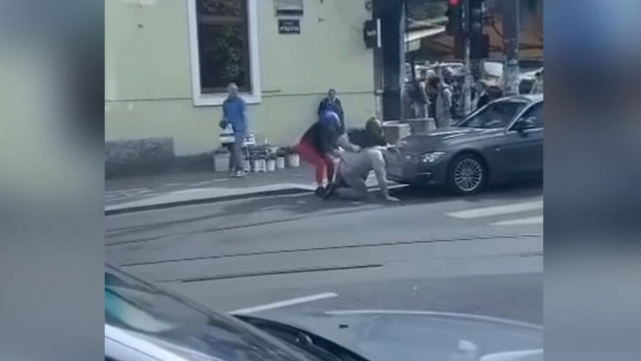 DRAMA U CENTRU BEOGRADA Mladić i devojka davili muškarca kod Vukovog spomenika, blokirali saobraćaj! (VIDEO)