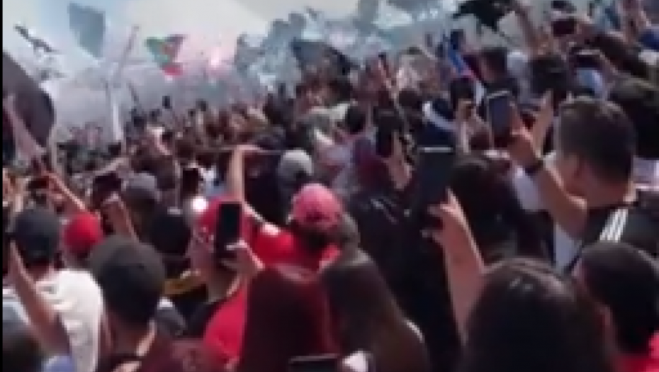 HOROR SCENA Čitava tribina se srušila na godišnjici stadiona, navijači krenuli da spasavaju živu glavu (VIDEO)