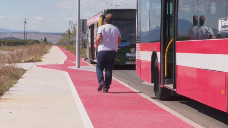ŠTA SE OVDE DEŠAVA? Na pola puta putnici presedaju u drugi autobus, a vozač isti! (VIDEO)