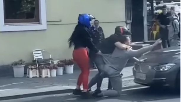 OVO JE MLADIĆ KOJI JE UBIO MAJKU U BEOGRADU Samo dan ranije usnimljen u centru grada kako napada devojku na motoru (VIDEO)