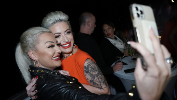 POZNATI SE SINOĆ SJATILI NA OVOM MESTU Dušica Jakovljević i Sandra Rešić nikad prisnije, evo kako su se pozdravile, a onda su uradile ovo (FOTO)