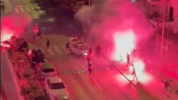 HAOS U BUDVI Opšta tuča navijača, letele kamenice i baklje - privedeno nekoliko osoba (VIDEO)