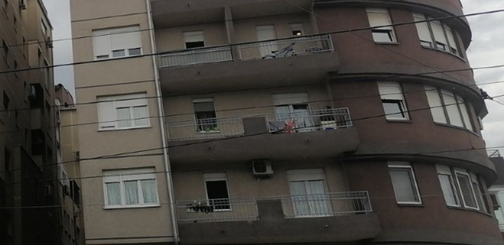 PLATILA DEPOZIT, RAČUNE, KIRIJU I ZAVRŠILA NA ULICI Evo zbog čega je bahata gazdarica izbacila porodicu iz stana na Voždovcu