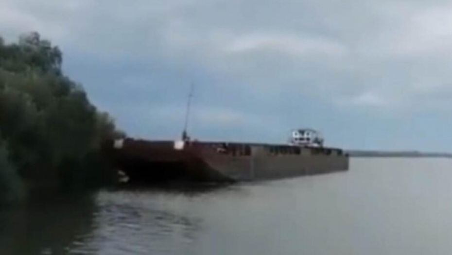 STRAVIČAN PRIZOR NA DUNAVU Teretni brod izgubio kontrolu, uništio splav (VIDEO)