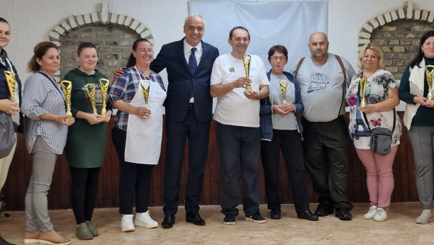 U ČAST KOLAČA LJUTOVA Gradonačelnik Bakić uručio nagrade pobednicama na drugoj ’Pogačijadi’