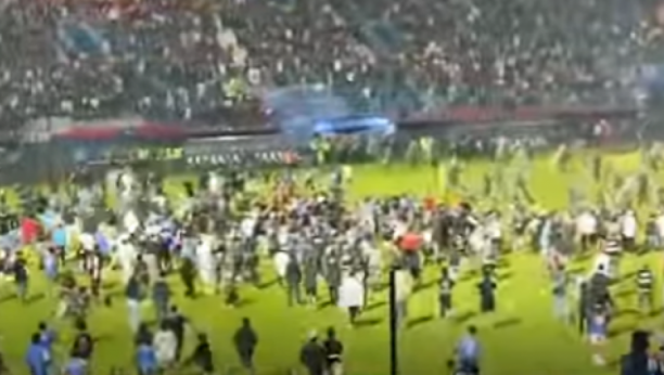 NAJMANJE 129 POGINULIH Stampedo se pretvorio u masakr na fudbalskoj utakmici u Indoneziji (VIDEO)