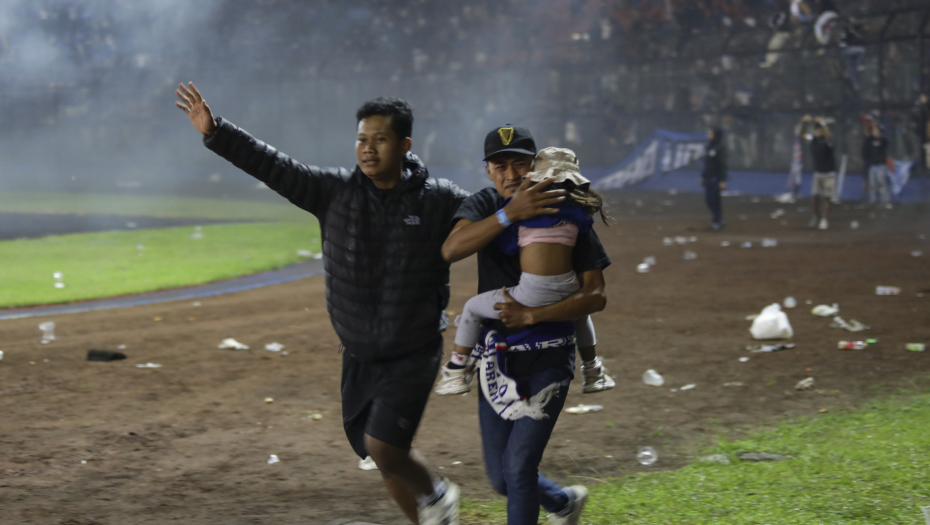 JEZIVE SLIKE MASAKRA SA STADIONA U INDONEZIJI POTRESLE SVET Raste broj mrtvih, navijači uleteli na teren i napali policiju (FOTO/VIDEO)