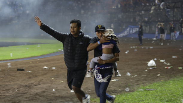 JEZIVE SLIKE MASAKRA NA STADIONU U INDONEZIJI POTRESLE SVET Navijači uleteli na teren i napali policiju (FOTO/VIDEO)