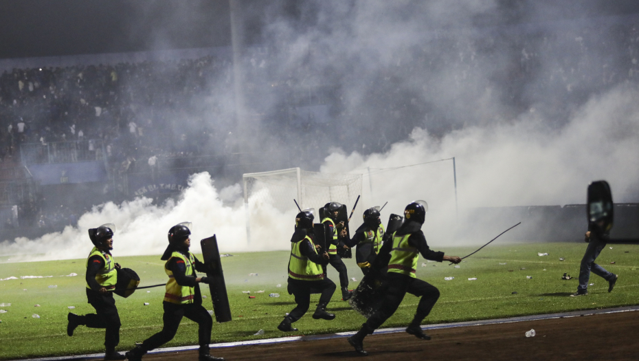 MEĐU ŽRTVAMA STAMPEDA U INDONEZIJI 32 DECE: Neka su pregažena, dok su se druga ugušila na stadionu