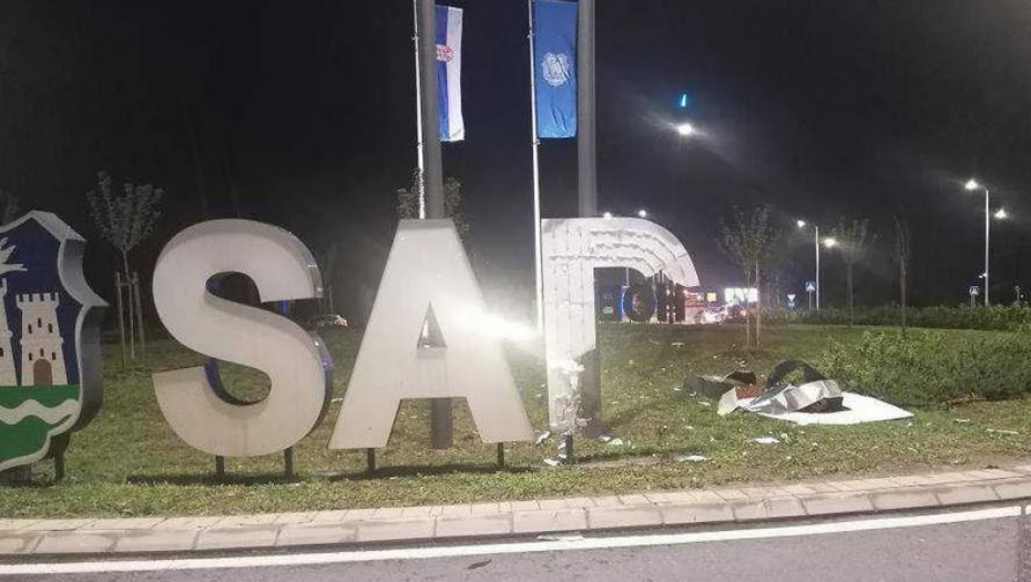 NOVI SAD OSTAO BEZ "D"Automobil proleteo kroz kružni tok i udario u svetleći natpis!