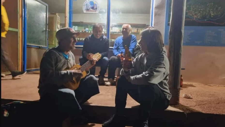 PRIZEMAN Manu Chao posetio srpsko selo, pa uradio nešto neočekivano (FOTO)