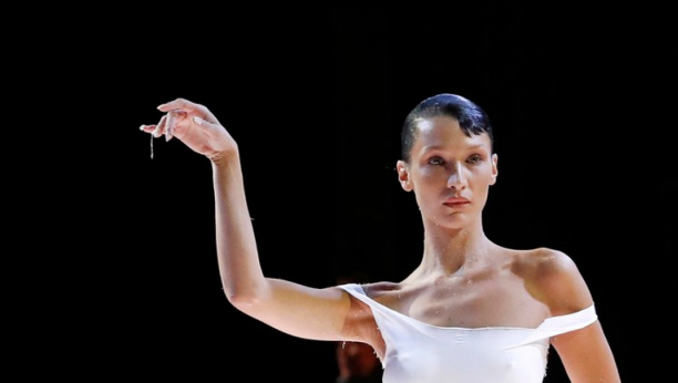 BELA HADID SE SKINULA GOLA NA MODNOJ PISTI U PARIZU: Slavna manekenka je polala jasnu poruku (VIDEO)