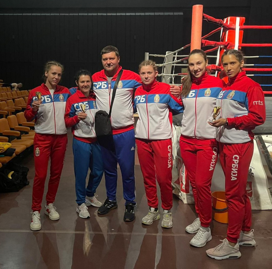 Srpske bokserke u stroju za Evropsko prvenstvo u Budvi