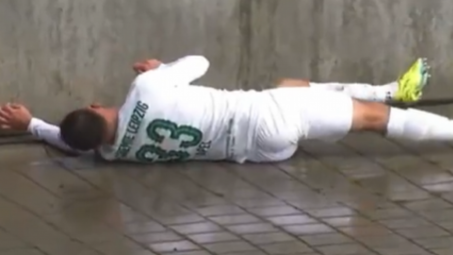 STRAŠNA SCENA IZ NEMAČKE Fudbaler se zakucao u betonski zid, pa se srušio na zemlju (VIDEO)