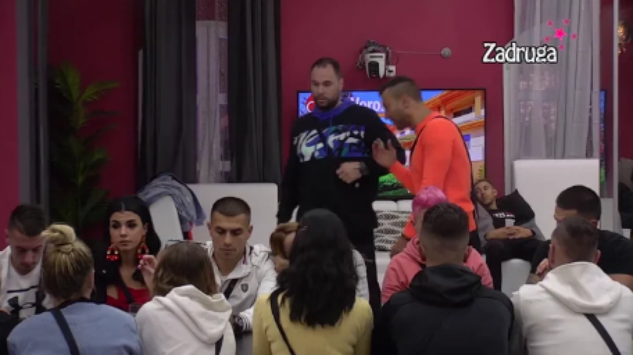 SUJETNA SI, A ZVEZDAN JE OSETIO TVOJE VARNICE PREMA NJEMU Uroš nastavlja da urniše Maju, Bela kuća na nogama