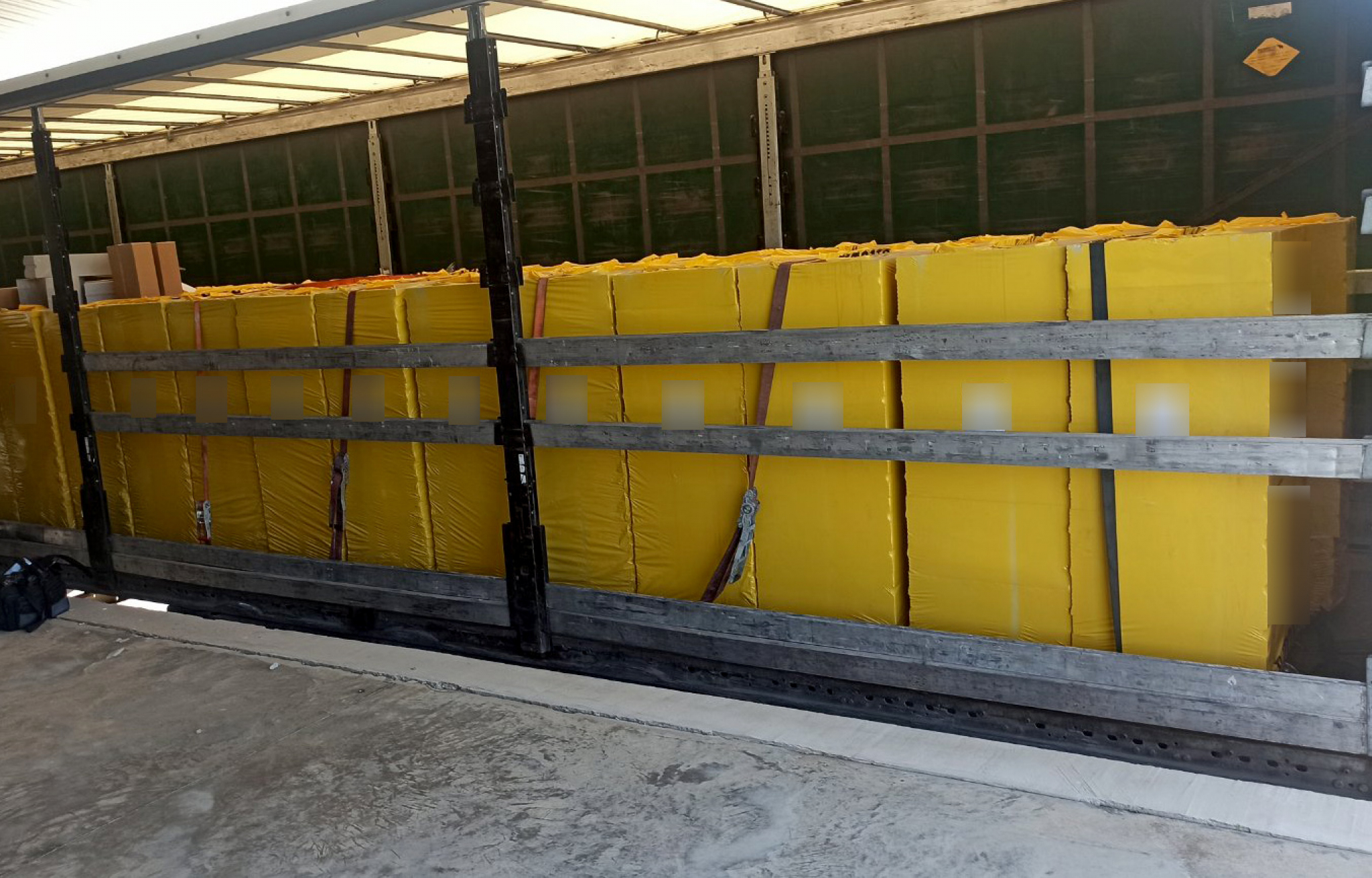 SPREČENO KRIJUMČARENJE U SRPSKOJ CRNJI Među ciglama 10 tona duvana za nargile!