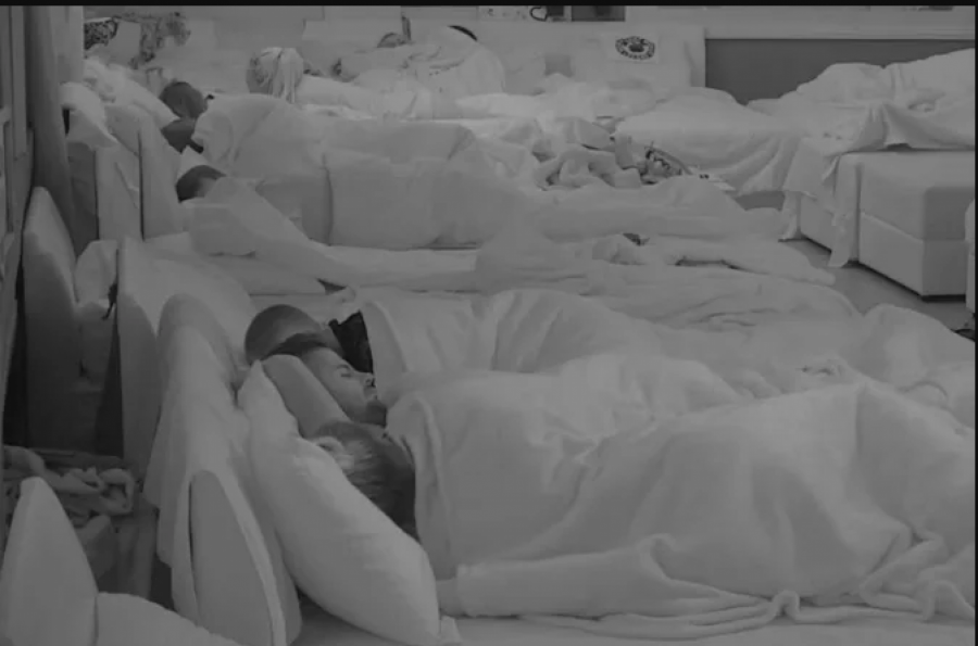 DODIRIVALA GA PO INTIMNIM DELOVIMA Vrela akcija u Zadruzi (FOTO+VIDEO)