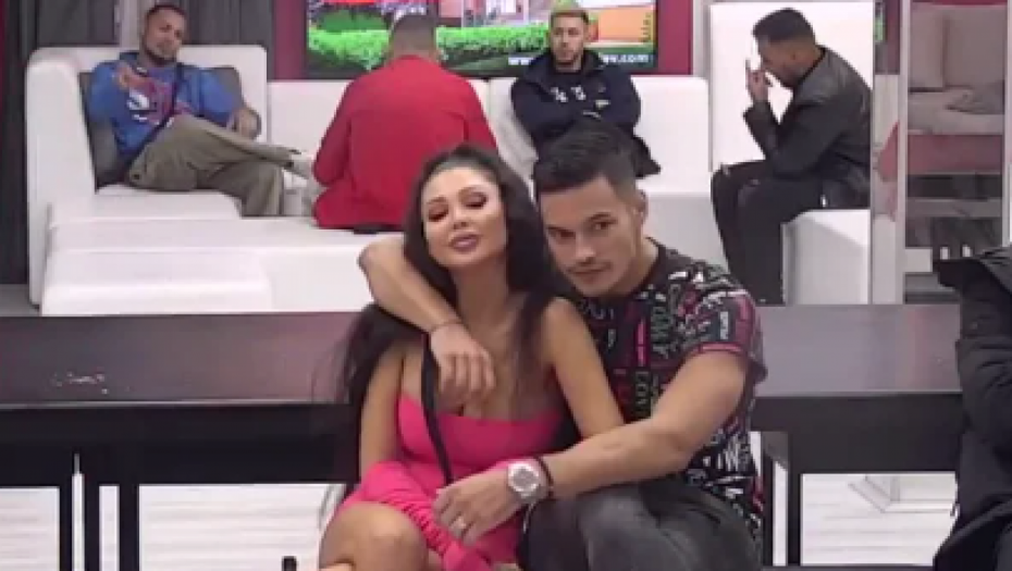 SAMO GLEDAŠ U KAMERU Maja Marku krenula da zanoveta, a žurka nije još ni počela, sprema se haos