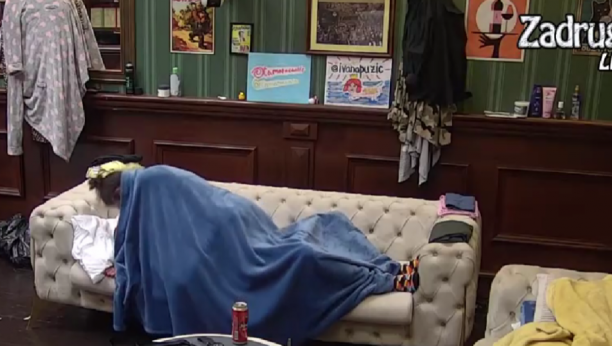 PAO SE*S U ZADRUZI Aleksandra zajahala Ivana u pabu posle pomirenja, sve se trese (VIDEO+18)