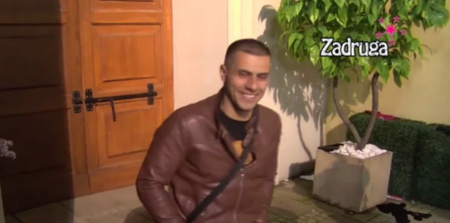 MISLIO JE DA GA KAMERA NE SNIMA Zadrugar bez stida i srama do detalja prepričao se*s sa cimerkom, šok izjava