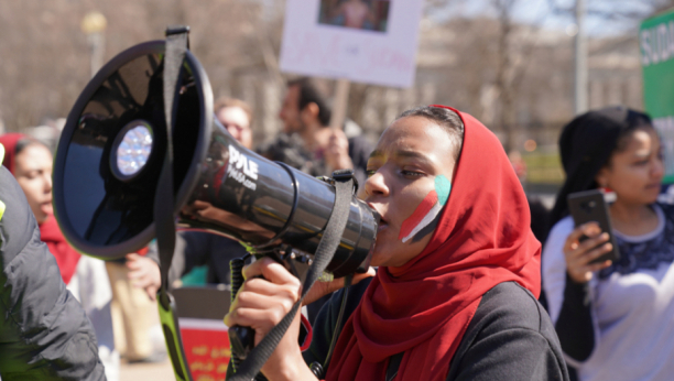 UBISTVA IZ "ČASTI" SAMO RASTU Devojke ubijaju očevi i braća jer razgovaraju mobilnim telefonom!