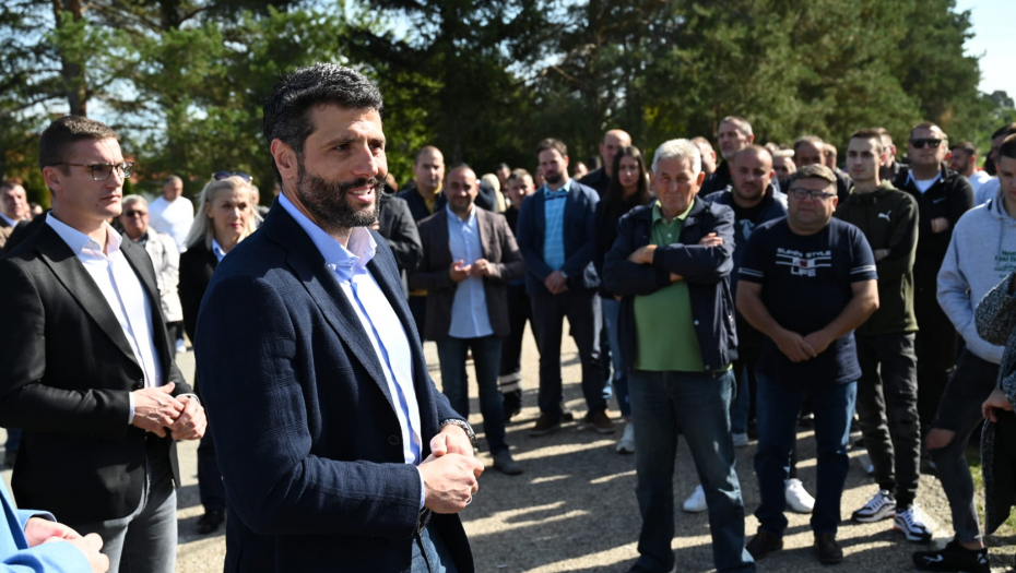 PUŠTENA U RAD NOVA VODOVODNA MREŽA U OBRENOVCU Gradonačelnik Šapić sa meštanima naselja Trstenica (FOTO)