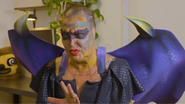 SAZNALA DA IMA HIV PA TOTALNO PROMENILA LIČNI OPIS Pretvorila se u "zmaja" istetovirala oči i napravila rogove (VIDEO)