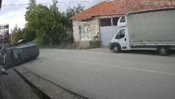 KAO NA FILMU Automobil kod Niša preleteo pola puta i udario u kuću! (VIDEO)