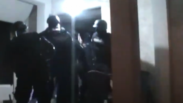 MUNJEVITA AKCIJA POLICIJE Evo kako je UKP uletela na tavan kuće u Beogradu i pronašla ''cigle'' s drogom (FOTO/VIDEO)