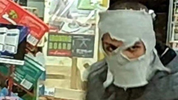 POTRAGA ZA MASKIRANIM LOPOVOM S pištoljem ušao u prodavnicu u Srbobranu i ukrao novac iz kase!