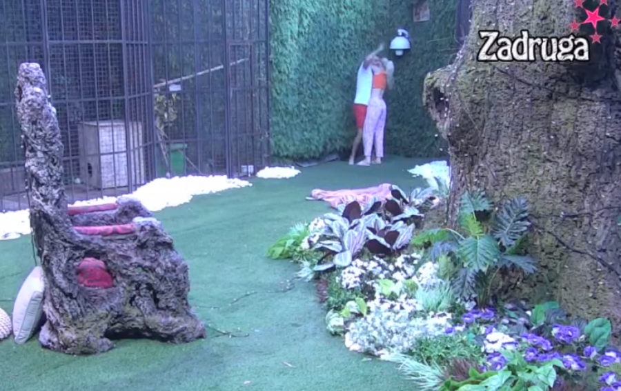 ADAM ĐOGANI DIVLJAO PO IMANJU Haos u cik zore, zadrugar u jeku nervnog sloma uskočio u bazen (VIDEO)