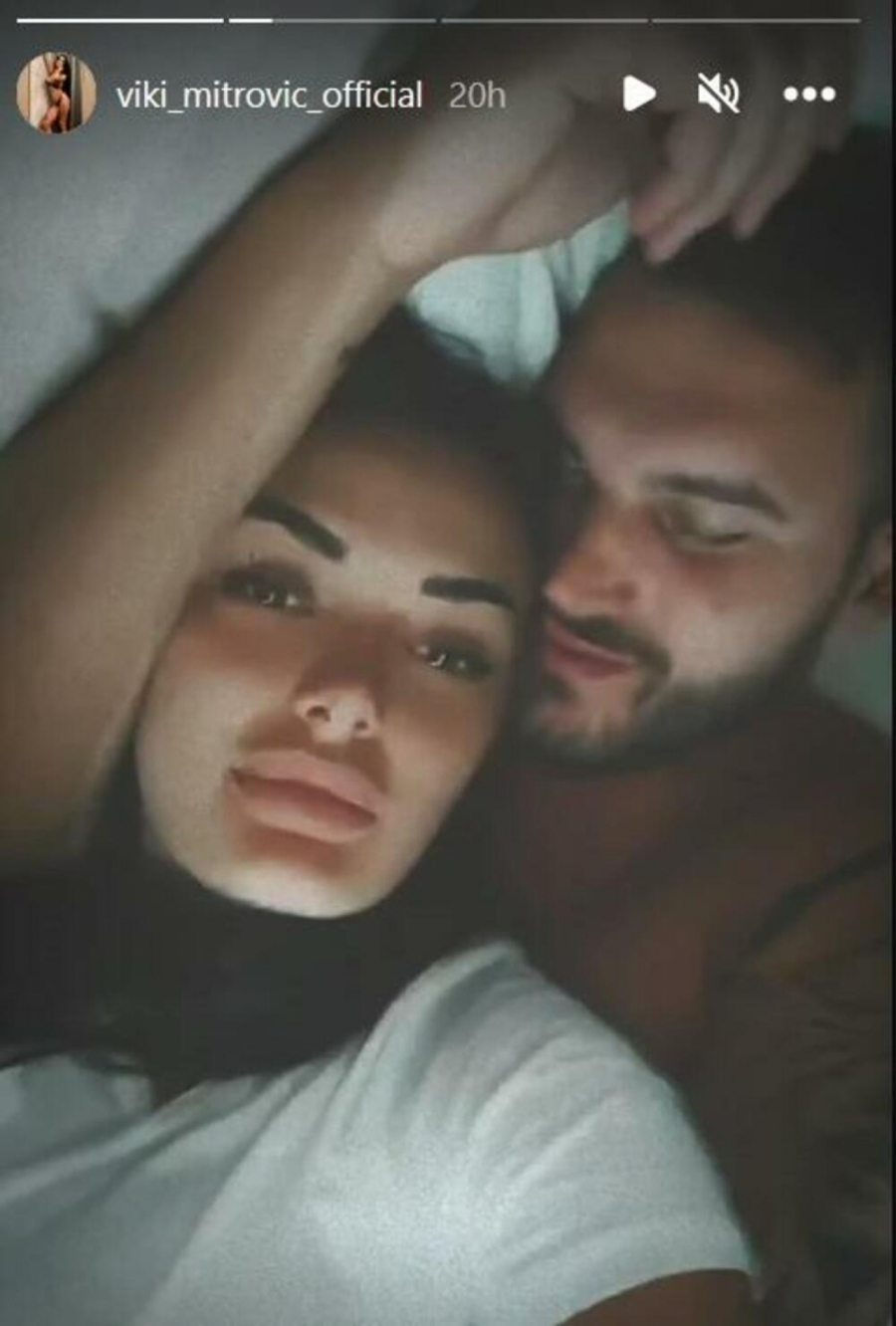 ISPLIVALA INTIMNA FOTKA VIKI I MARKA Kontroverzni par razmenjuje nežnosti u krevetu, zadrugar potpuno go (FOTO)