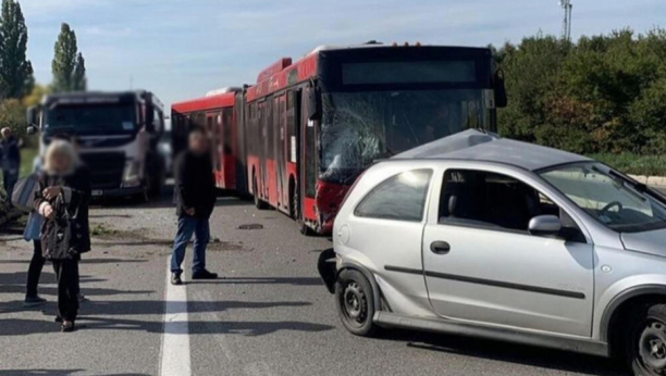 DETALJI UŽASA NA OBRENOVAČKOM PUTU Autobus pokosio muškarca dok je popravljao automobil! (FOTO/VIDEO)
