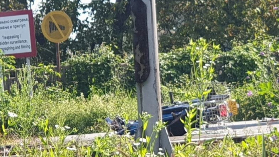 HOROR KOD ČAČKA Muškarac motorom preleteo preko rampe na pruzi i podleteo pod voz?! (FOTO)