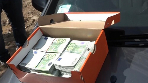HAPŠENJE U ŠAPCU Petočlana kriminalna grupa falsifikovala pare u štampariji, pa ih trošila u više od pet zemalja! (FOTO)