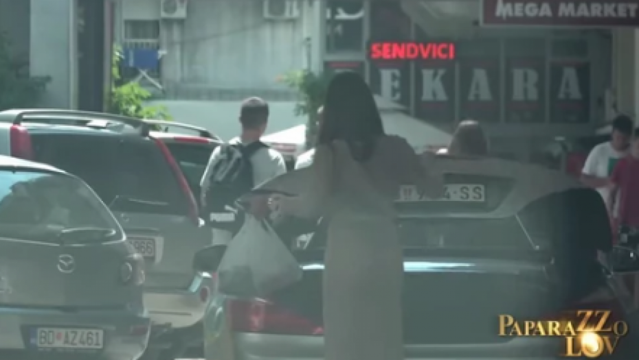 SVI SU GLEDALI U NJU Sandra Afrika na pijacu došla u kupaćem kostimu (FOTO)