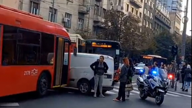 UŽAS U CENTRU BEOGRADA Trolejbus pokosio ženu kod Doma omladine, saobraćaj blokiran (FOTO)