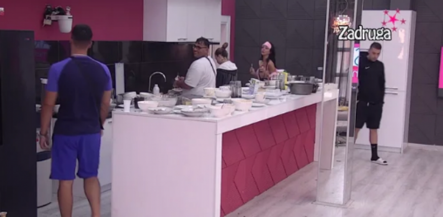 KRENULA U NAPAD Zadrugarka bacila oko na Marka Markovića čim ga je Maja šutnula, a njegova reakcija je hit