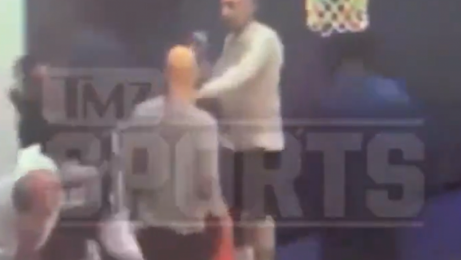 SKANDAL O KOJEM BRUJI PLANETA Isplivao snimak sramne tuče - NBA zvezda brutalno nokautirala saigrača (VIDEO)