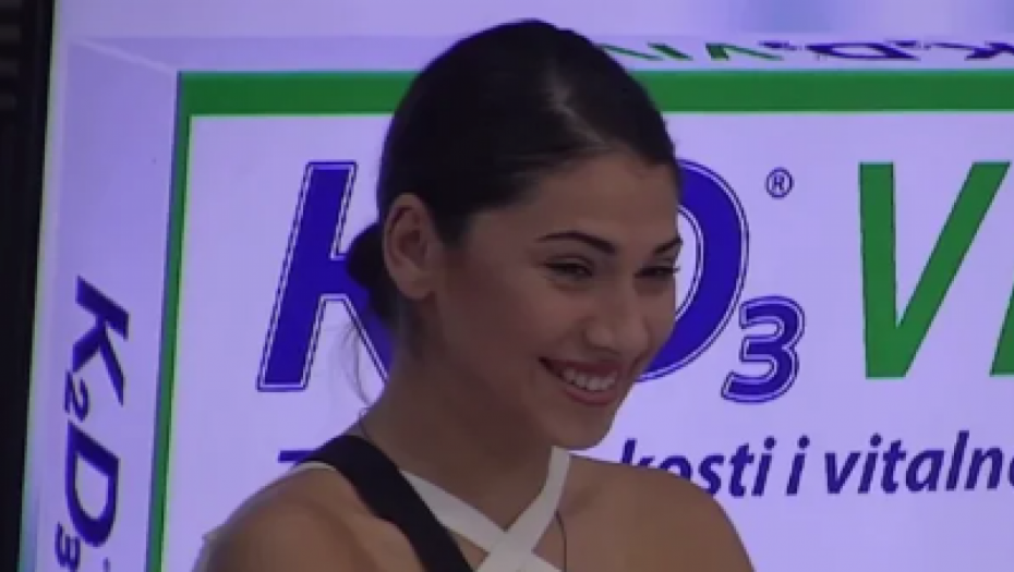 MILICA VESELINOVIĆ KONAČNO ŽIVI SVOJU BAJKU! Zadrugarka se pohvalila poklonima, ne skida osmeh sa lica! (FOTO)