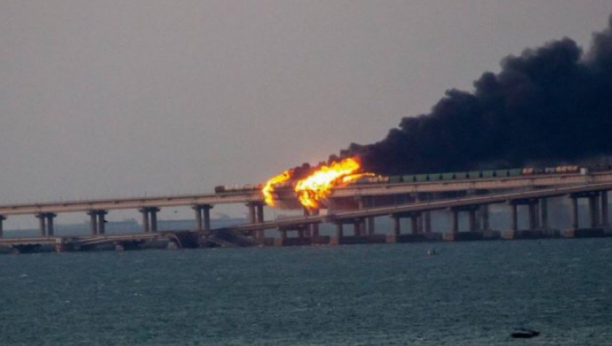 OGLASILA SE RUSIJA! Udar na Krečki most: Zapalila se cisterna za gorivo teretnog voza (VIDEO)